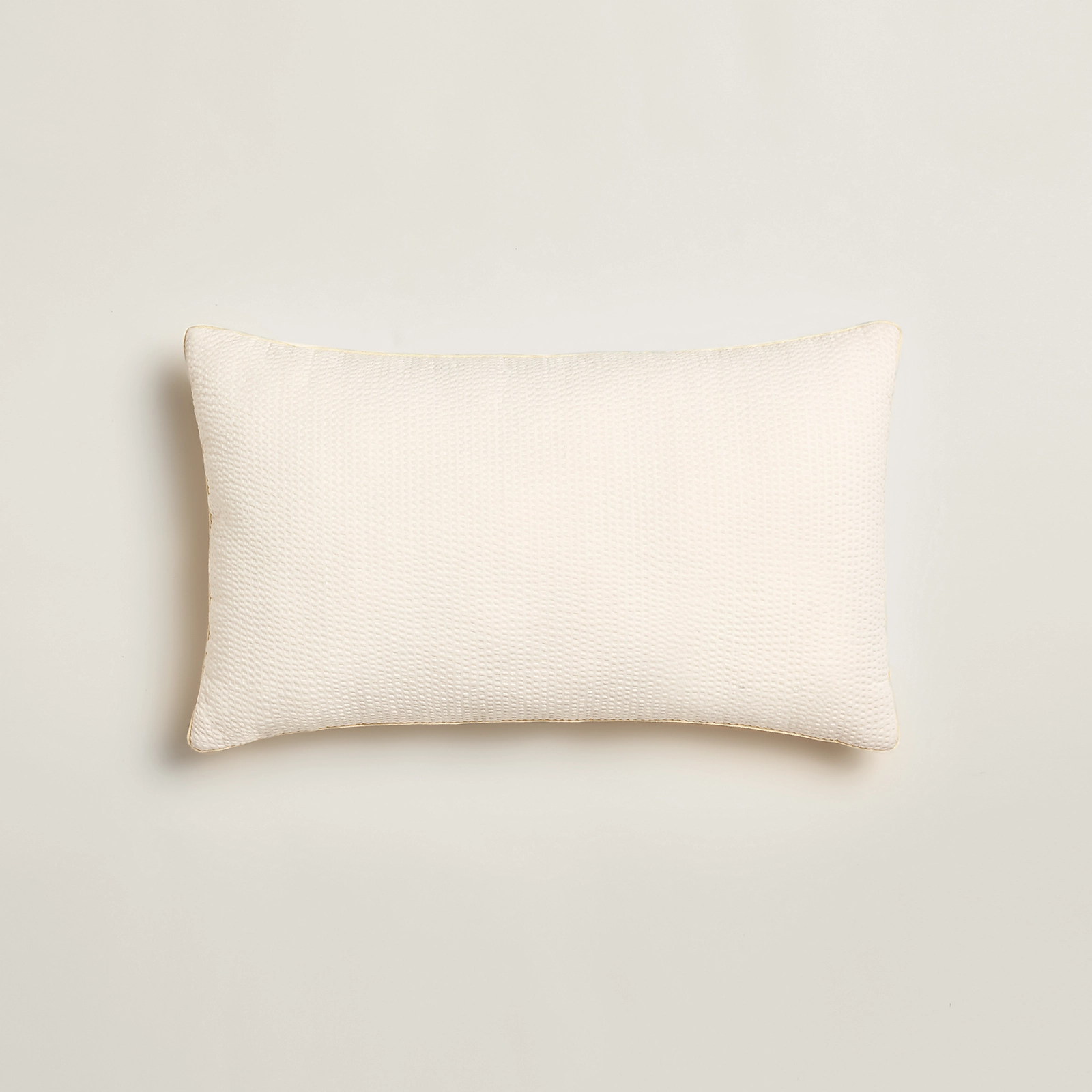 coussin-cabriole-103471M01-worn-3-0-0-1600-1600-q99_g.png