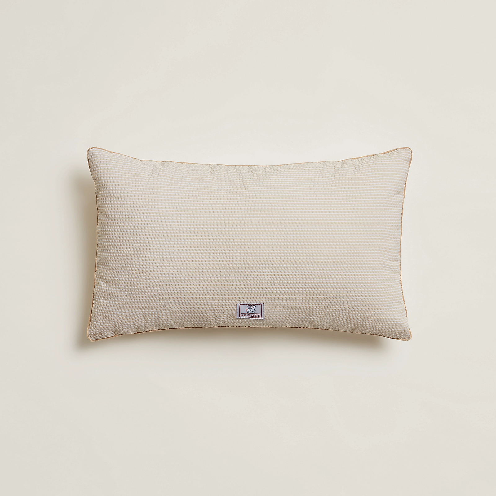 coussin-cabriole-103471M05-worn-3-0-0-1600-1600-q99_g.png